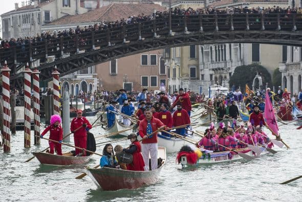 Entre tradición y eventos turísticos, el carnaval de Venecia ha sabido conservar una cierta autenticidad y constituye una experiencia única para los amantes de los disfraces y máscaras que podrán cambiar de personalidad durante estos días.