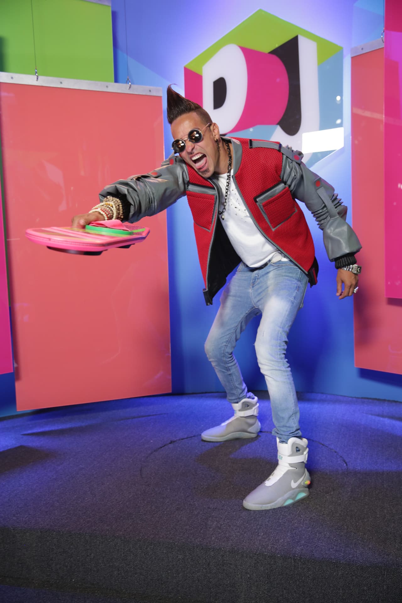 Con chamarra, tennis e, incluso, con una patinera voladora como la de "Marty McFly", así vimos llegar a la alfombra de Premios Juventud a Motiff.