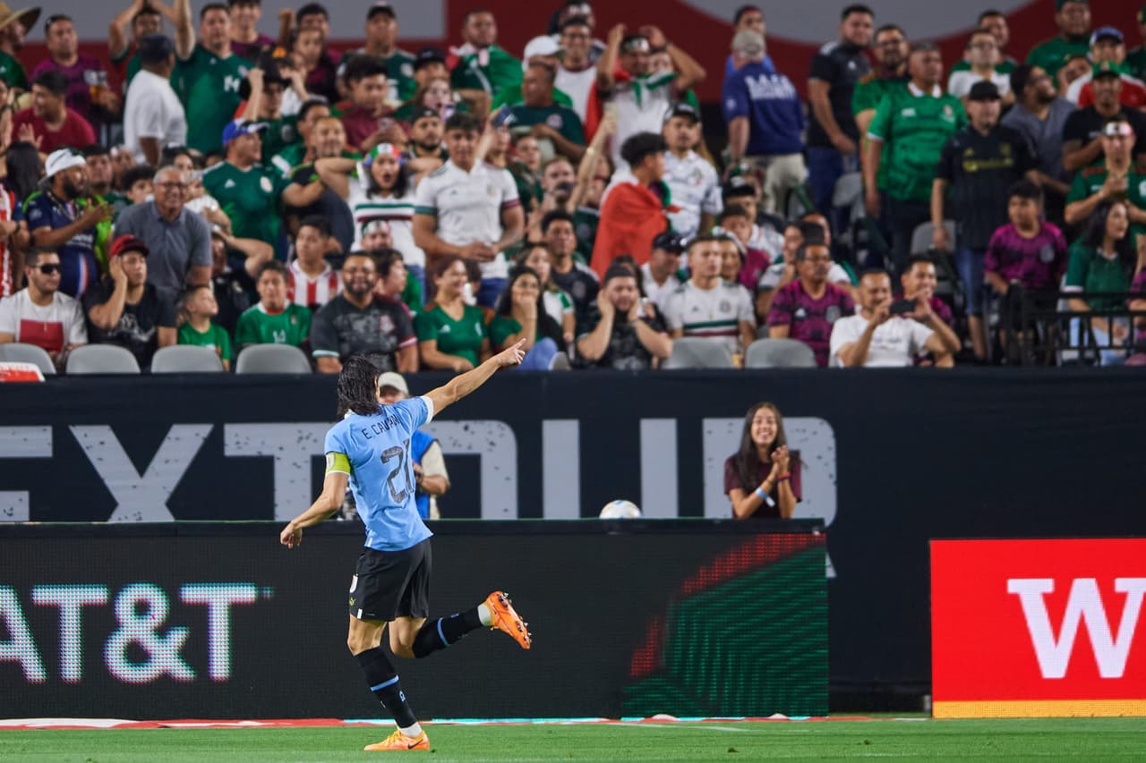 La selección mexicana tuvo uno de sus partidos más oscuros en la era del ‘Tata’ Martino y con doble de Edinson Cavani, Uruguay le pasó por encima a un Tri, que generó dudas, incertidumbre y preocupación a menos de 6 meses de Qatar 2022.