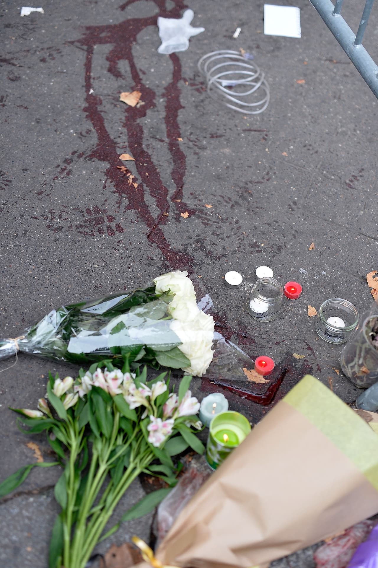 Ofrendas florales fueron colocadas cerca del ataque en Le Bataclan.