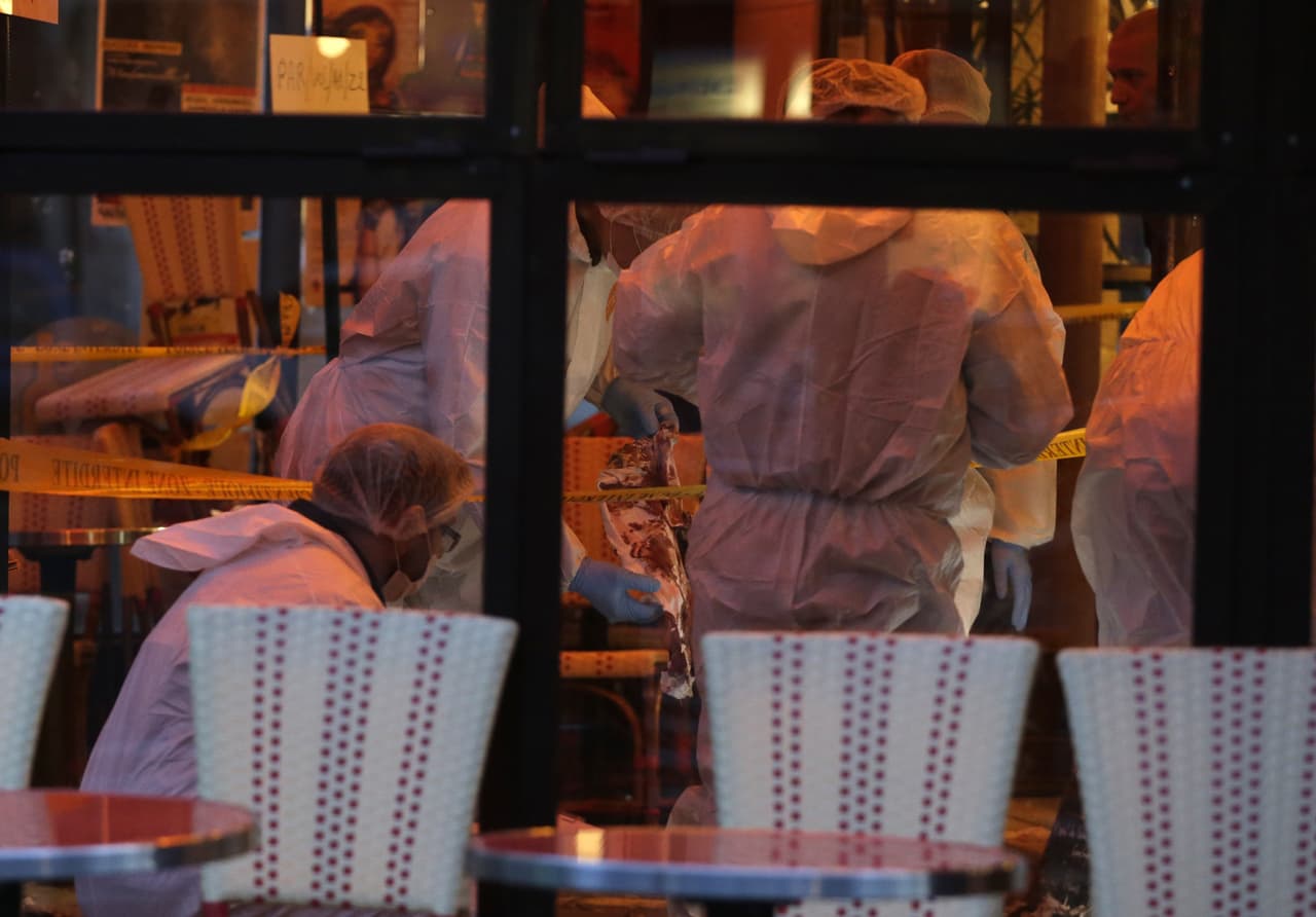 Policías forenses trabajan en busca de evidencias en la cafetería Comptoir Voltaire.