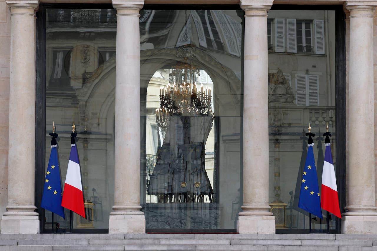 Las banderas en el Palacio Nacional dan muestra del luto en Francia.