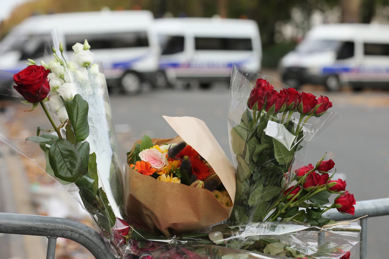 Tributos florales cerca de la sala de conciertos Le Bataclan.