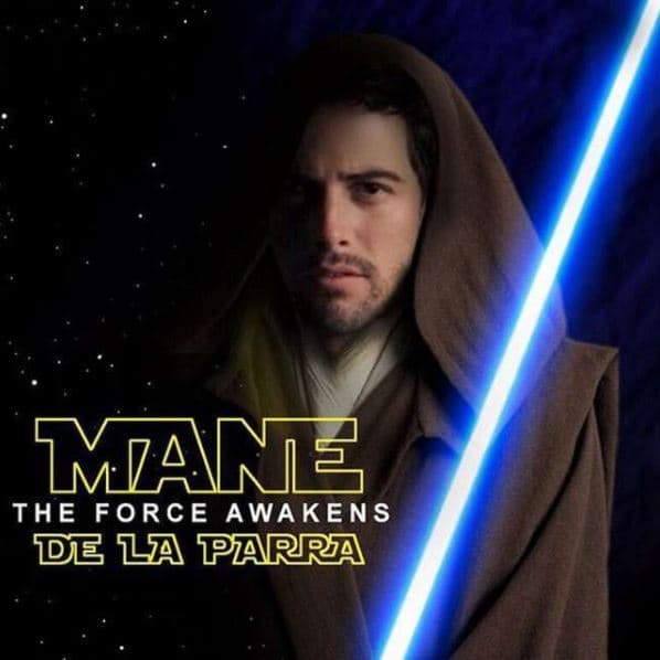 El cantante y actor mexicano Mane de la Parra también ha compartido en sus redes sociales imágenes alusivas a la saga de George Lucas como ésta de 2015, en donde se le ve caracterizado como un Jedi.