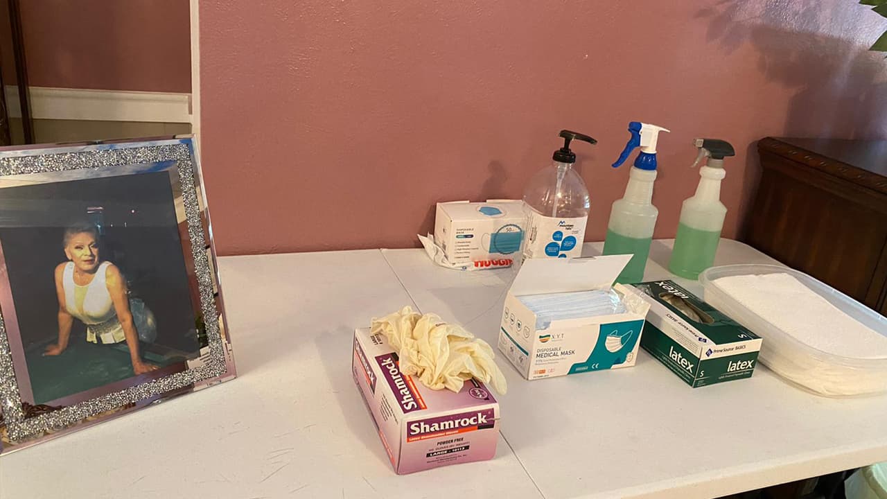 La ceremonia se llevó a cabo siguiendo las medidas de seguridad para evitar contagios del
<b><a href="https://www.univision.com/local/houston-kxln/anuncia-nuevas-medidas-que-permitiran-a-bares-de-texas-volver-a-funcionar-durante-la-crisis-del-coronavirus">coronavirus. </a></b>