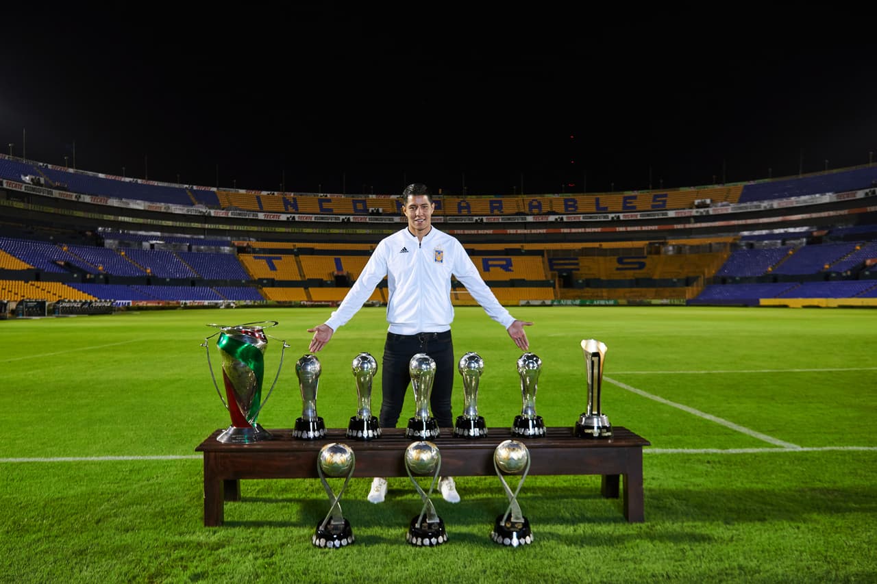 El 16 de enero de 2012 fue premiado como el mejor defensor central de la Primera División de México.