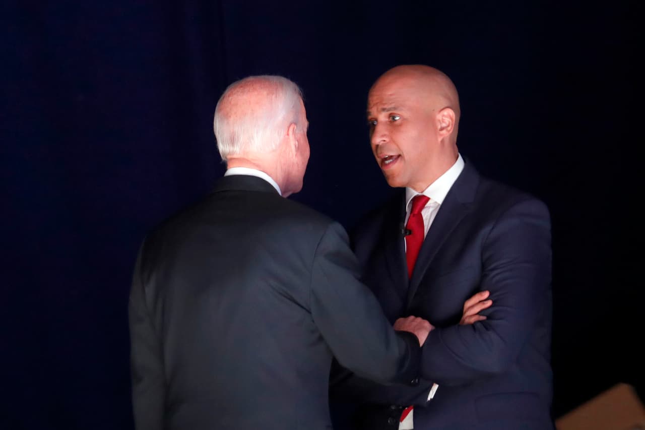 La dinámica confirmó que los aspirantes demócratas están cada vez más cómodos ilustrando las diferencias dentro de su campo, con excepciones como el senador
<a href="https://www.univision.com/temas/cory-booker">Cory Booker</a>, que advirtió que las divisiones internas solo contribuirán a reforzar al presidente Donald Trump.