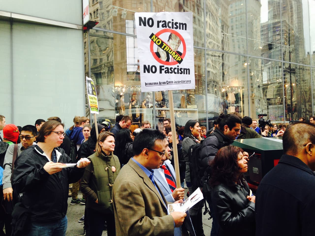 Unas 200 personas se congregaron en Herald Square.