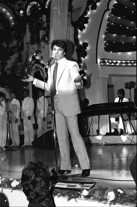 Juan Gabriel durante un concierto en el centro de espectáculos "El Patio". México, 1979.