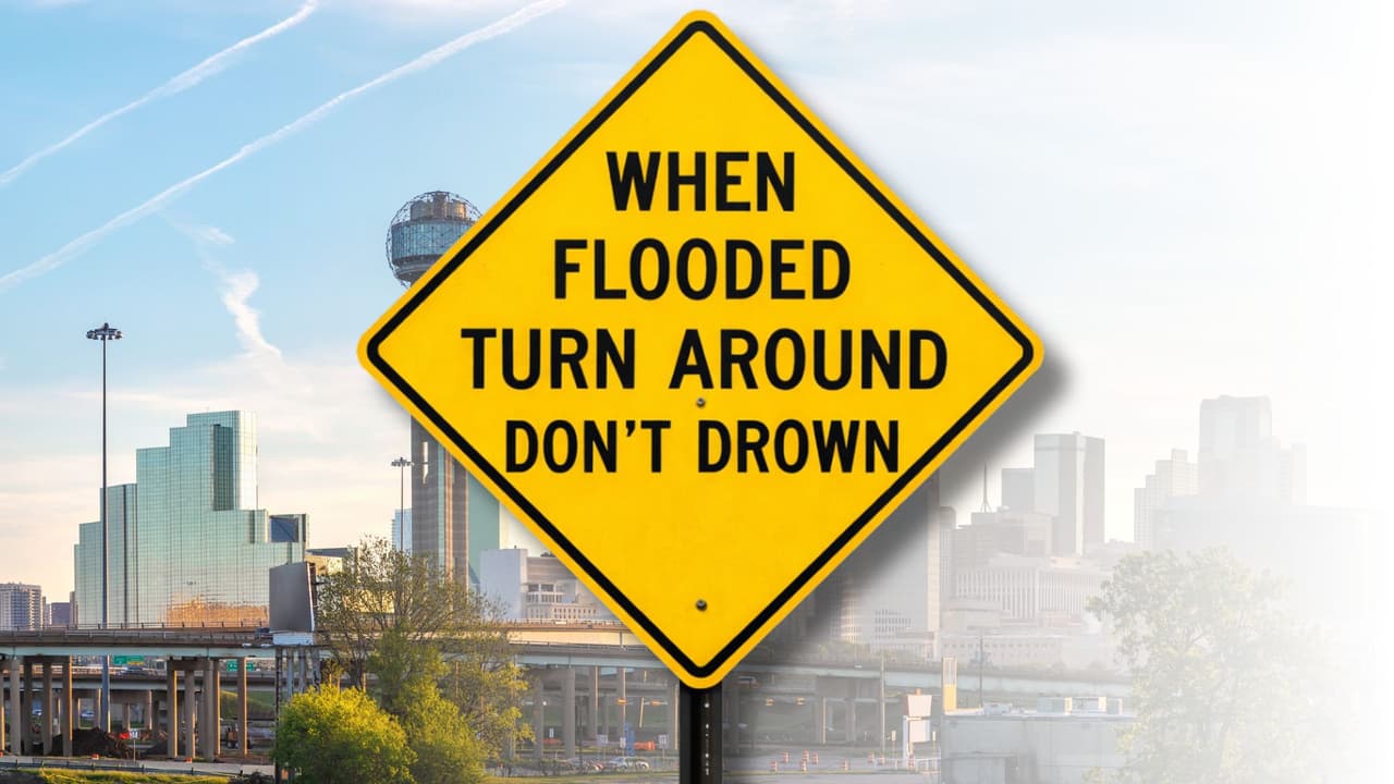 <h3 class="cms-H3-H3">When Flooded Turn Around Don’t Drown</h3> 🔎 Traducción:
<b> Si está inundado, dé la vuelta, no se ahogue.</b>
<br>
<b>👀 Cómo se ve:</b> Señal amarilla con ese texto completo.
<br>
<b>🤔 Qué significa:</b> Advierte que ese tramo puede inundarse rápidamente y volverse intransitable, se coloca antes de cruces bajos y caminos donde el nivel del agua sube en minutos durante lluvias fuertes.
<br>
<b>💡 Qué hacer: </b>
<br>Reduce la velocidad con anticipación.
<br>Si hay agua sobre el pavimento, no cruces.
<br>Da la vuelta por una ruta segura.
<br>Respeta cierres, barreras o desvíos colocados en la zona.
<br>
<b>👉🏻 Por qué importa:</b> Muchos de estos puntos engañan. El agua parece poca, pero la corriente y el fondo no se ven.