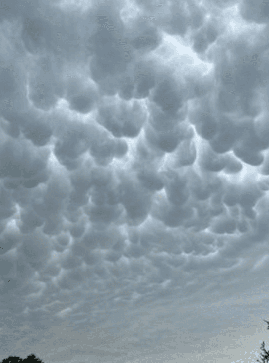 Después de la tormenta, llega la calma. Esta imagen nos la mandan de Irving, Texas de unas formaciones de nubes tras el paso de las tormentas severas.