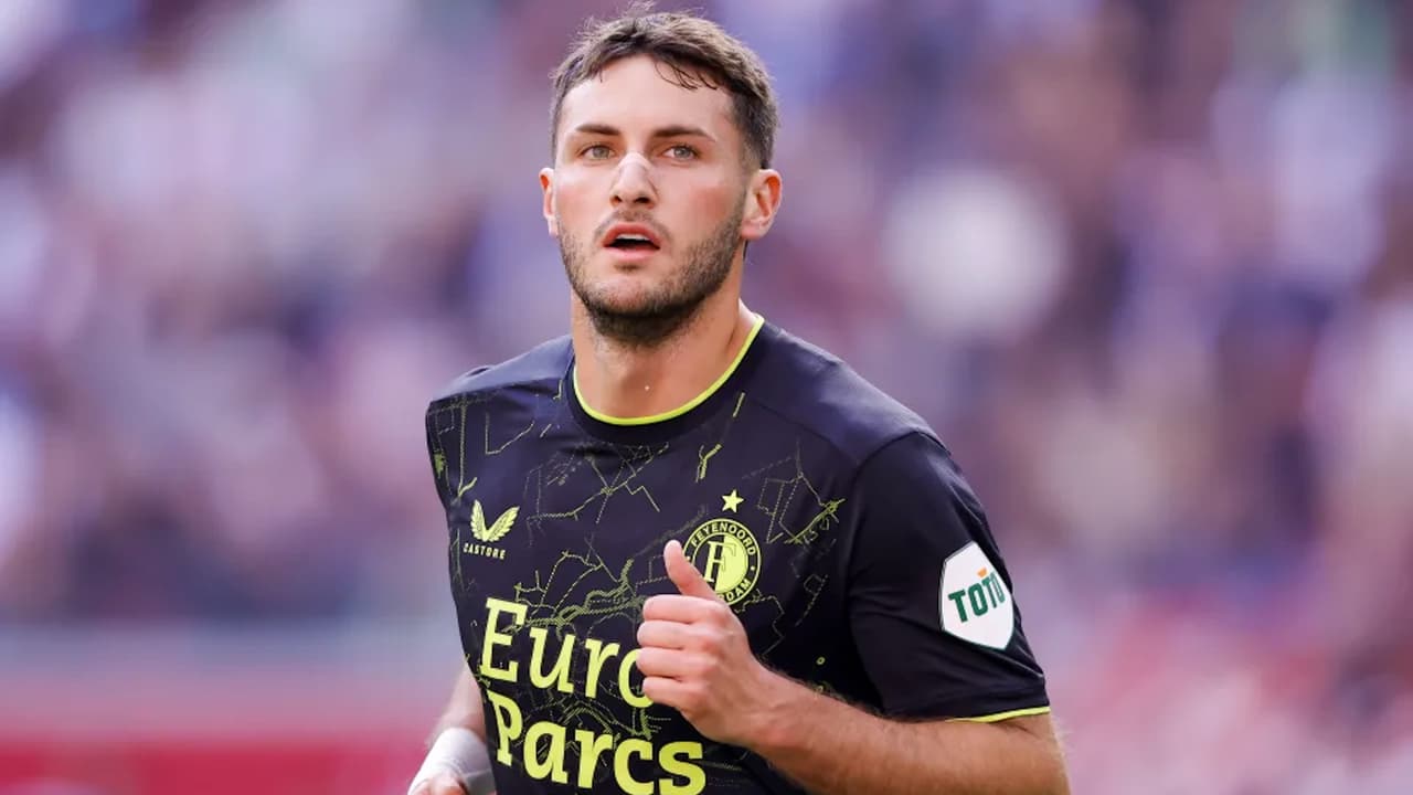 No cesan los elogios a Santiago Giménez: "Vale oro para Feyenoord"