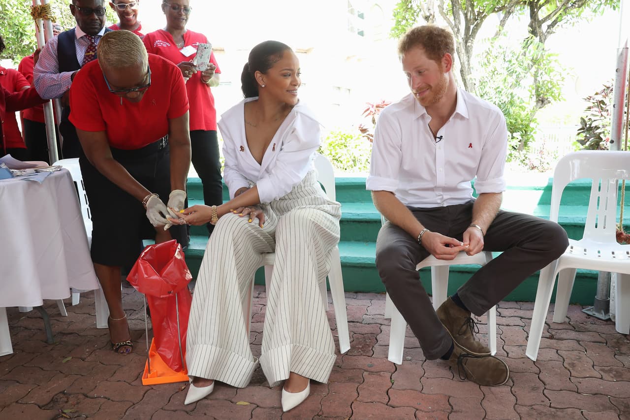 El príncipe británico Harry y la cantante Rihanna se hicieron una prueba de VIH este jueves para promover y destacar la importancia de hacerse el examen, en un evento por el día del sida en Bridgetown, Barbados. 
<br>