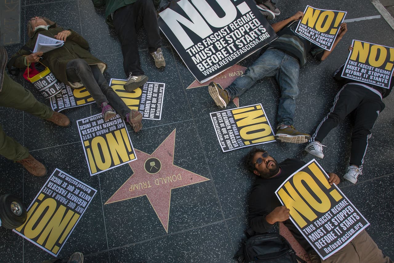 Las agresiones han sido tan frecuentes que el Departamento de Policía de Los Ángeles 
<a href="https://www.univision.com/los-angeles/kmex/noticias/vandalismo/crece-demanda-por-retiro-de-la-estrella-de-donald-trump-de-hollywood">colocó de forma permanente a una patrulla</a> a unos metros de la estrella ubicada en el 6801 del bulevard Hollywood. Esto no ha detenido a quienes quieren protestar junto a ella pacíficamente.