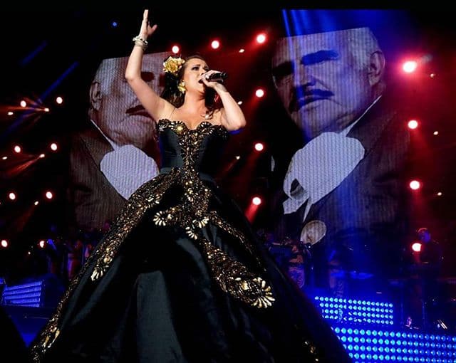 Edith Márquez inició su paso en el mundo artístico a una temprana edad incursionando en la música.