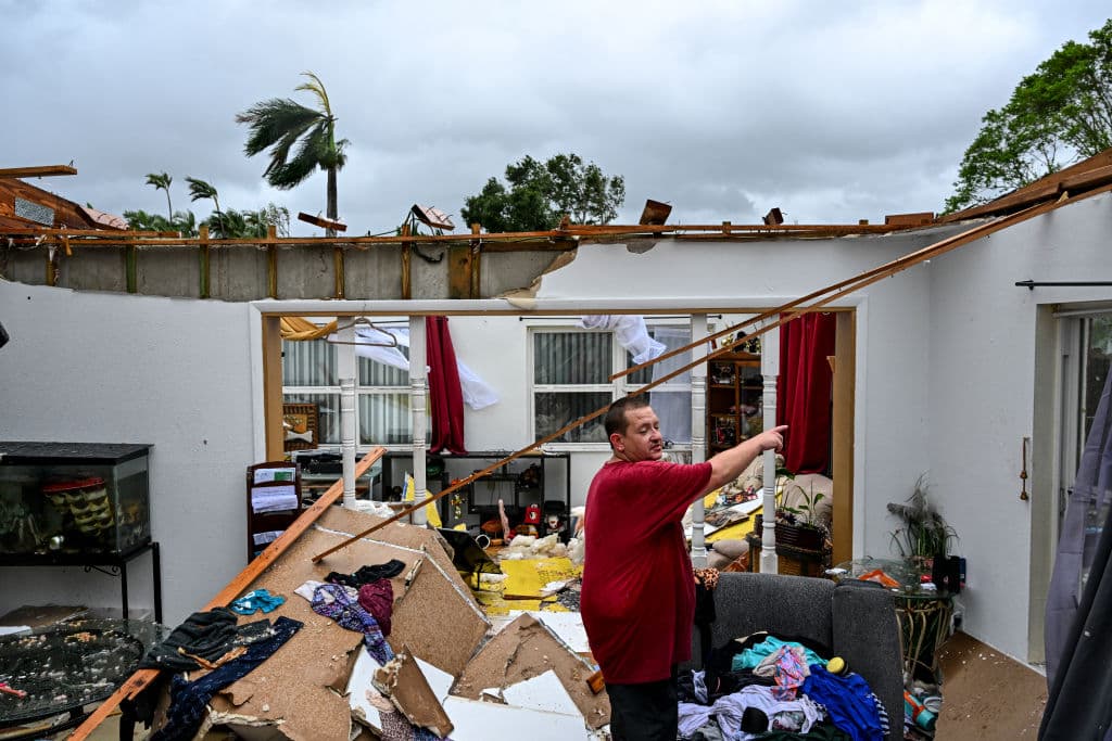 El vecindario tiene ramas de árboles esparcidas por la carretera. La zona permanece en alerta de tornado durante todo el día.