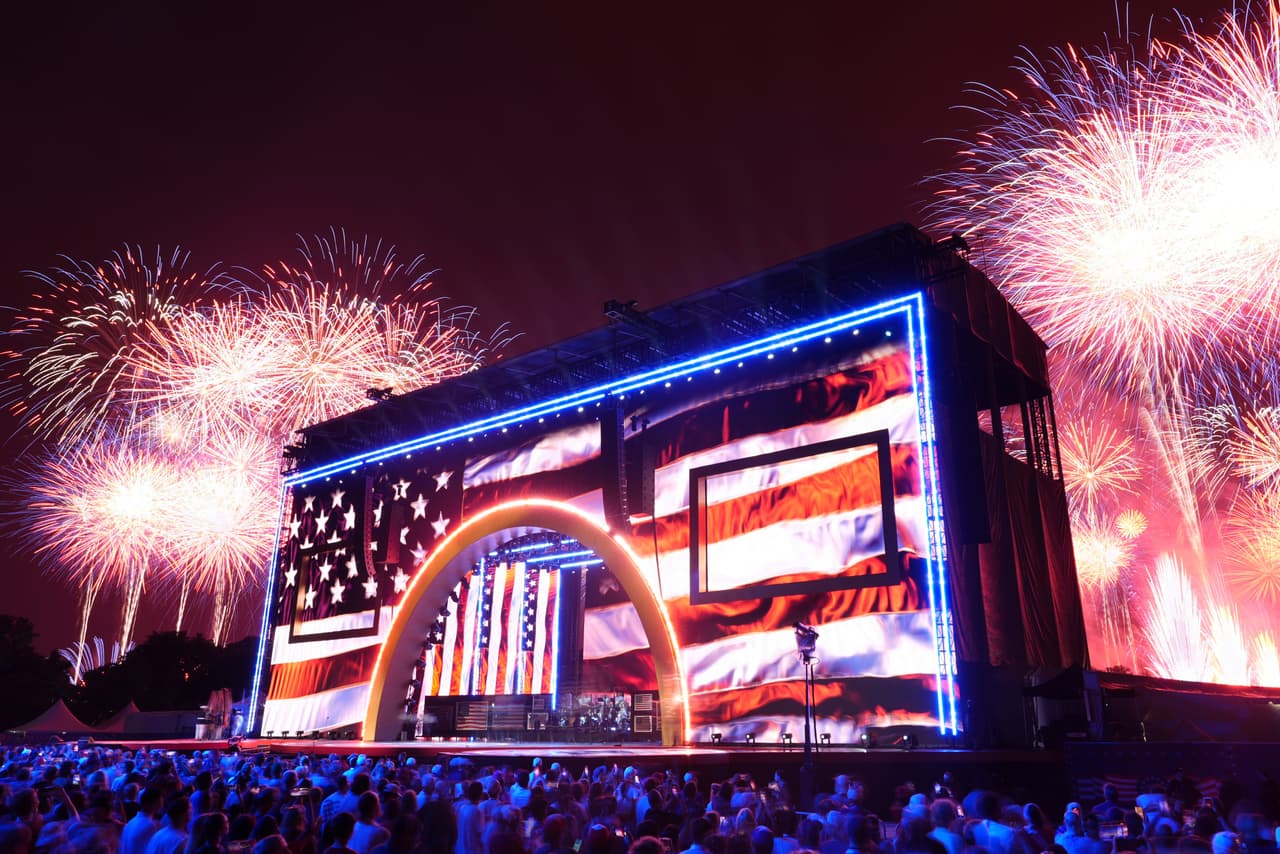 Fuegos artificiales estallan durante el evento "Salute to America", una celebración del Día de la Independencia en honor al 250 aniversario de la nación, el sábado 4 de julio de 2026, en el National Mall de Washington.