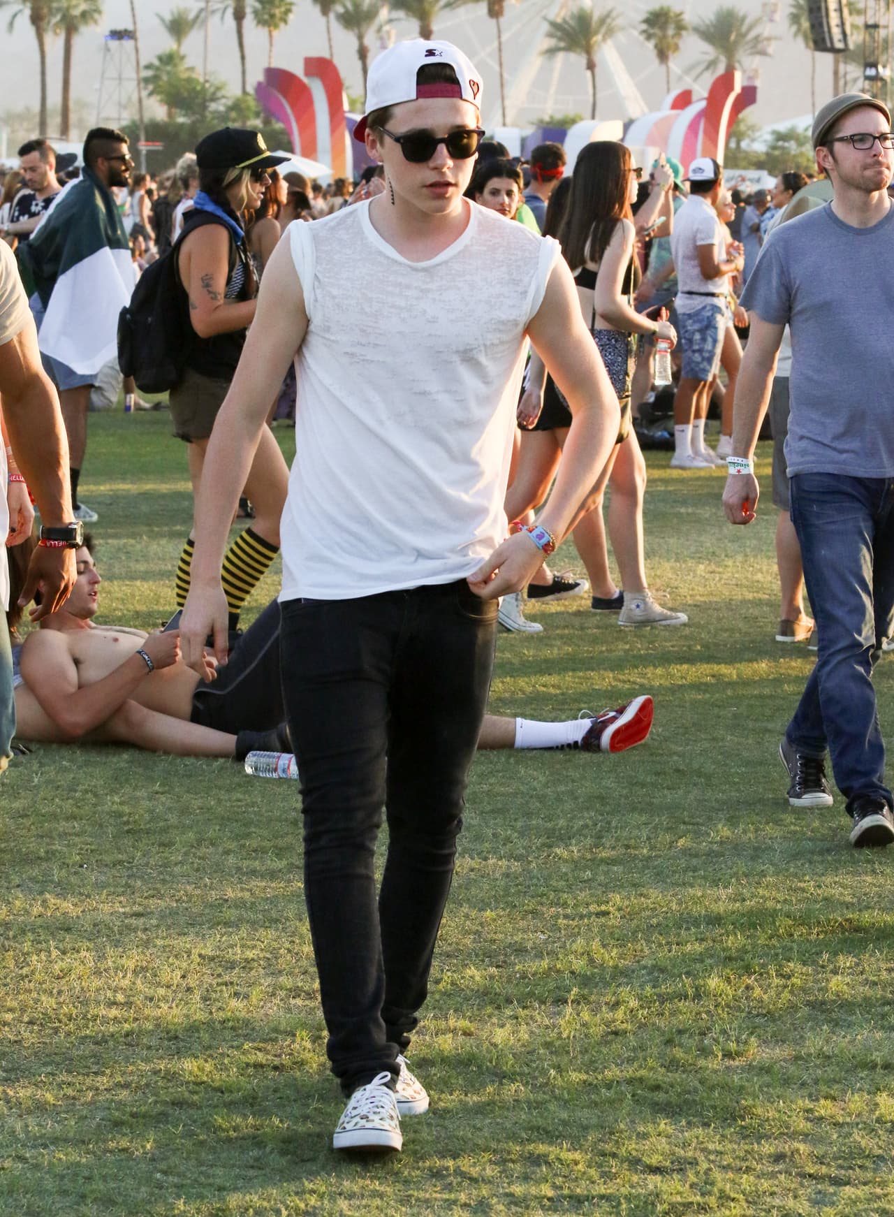 Las camisetas blancas, jeans, gafas de sol y zapatos deportivos son uno de sus looks predilectos y son los mejores como para sacar un A.