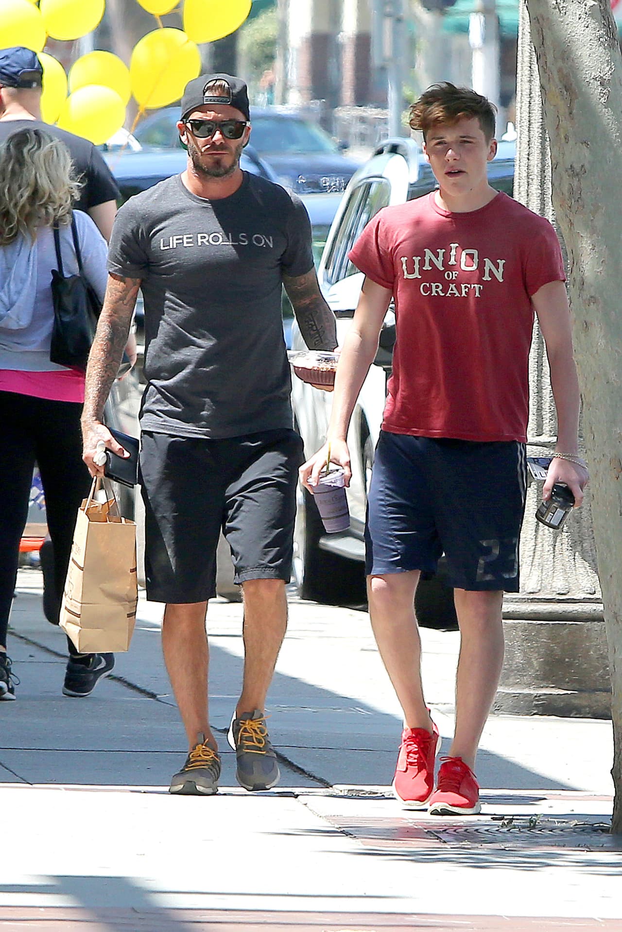 Cuando sale de compras con su padre vemos que son tal para cual.