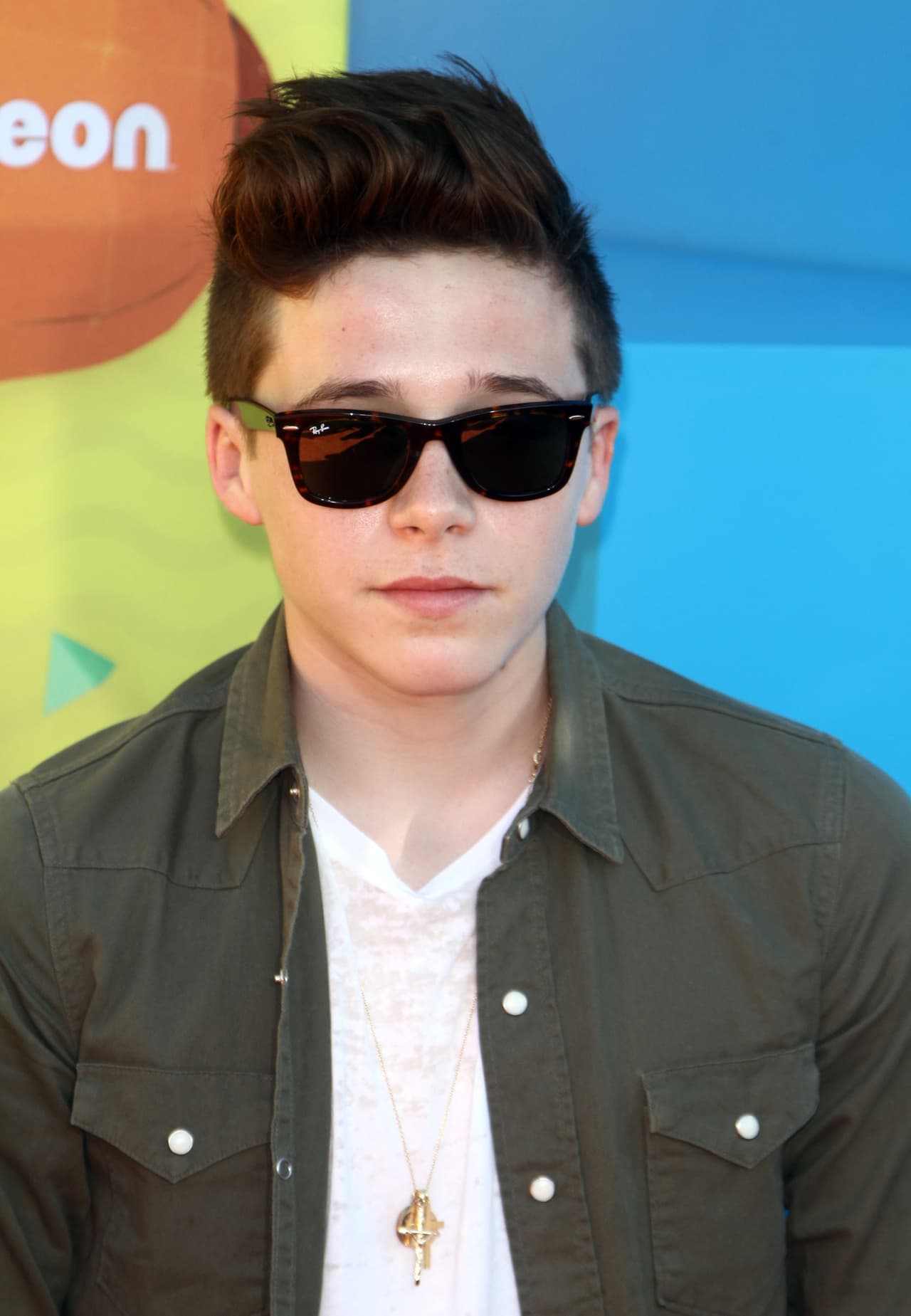 No dejes de lado, conseguir unas gafas que te queden ´ad hoc´. Blooklyn prefiere los obscuros que enmarquen muy bien su rostro. Tal vez, su mejor asesora es su madre.