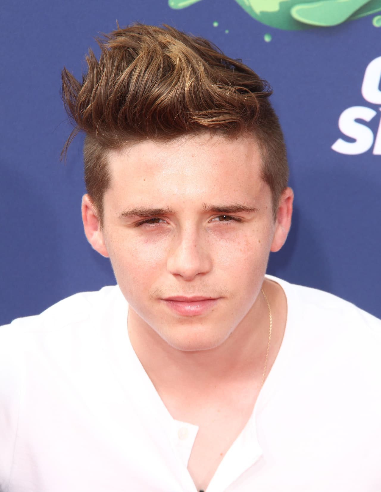 Incluso el peinado marca tendencia, prueba diferentes y si tu cabello es tan manejable como el del chico de 16 años no lo dudes más, llévalo en este regreso a clases.