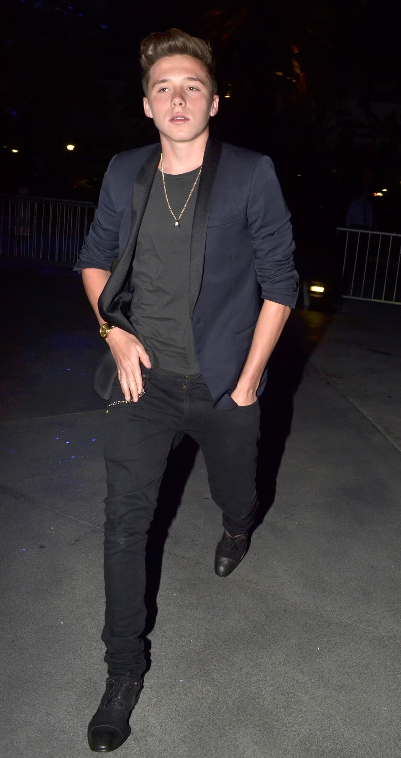 El mayor de los Beckham cuando opta por usar traje le gusta impregnar su estilo, es cuando le da su toque y por ejemplo usa la manga remangada.