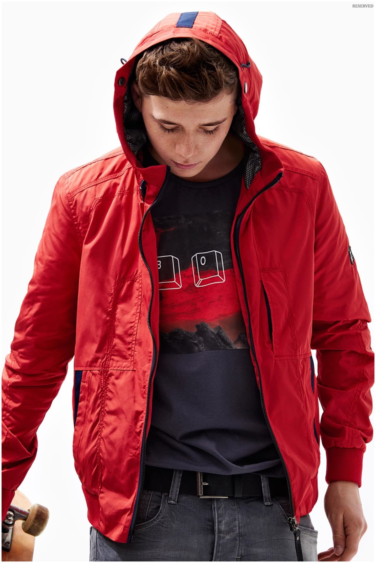 Además de ser súper versátil. Un día lo podemos ver muy cómodo en un traje y al otro día nos encontramos que optó por un look muy sport.