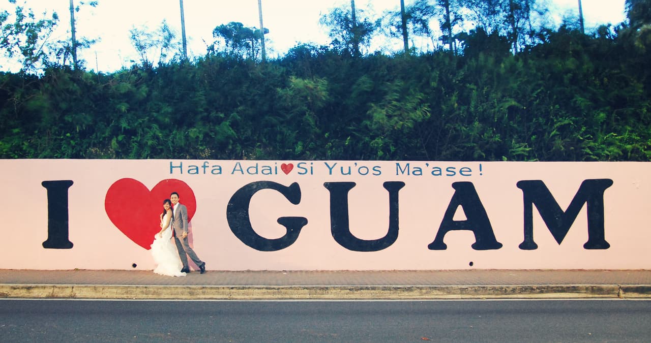 <b>4. ¿Guamanés?, ¿Guamiano? </b>
<br>No, los habitantes de Guam son étnicamente conocidos como Chamorros, porque a pesar de ser básicamente descendientes malayo-indonesos, al tener importantes mezclas con españoles, filipinos y europeaos dieron origen a otro grupo étnico. Chamorro también es nombre del idioma que se habla y que incluye muchas palabras en español. Hoy en día junto al Chamorro, el inglés es el idioma oficial.
<br>