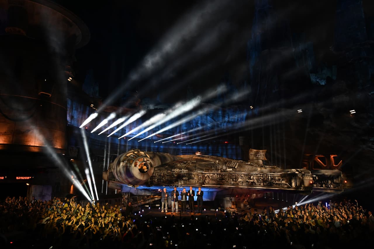 El 'Halcón milenario' tiene más de 30 metros de largo y es súmamente detallado por lo que pasará las pruebas de los fanáticos más exigentes.