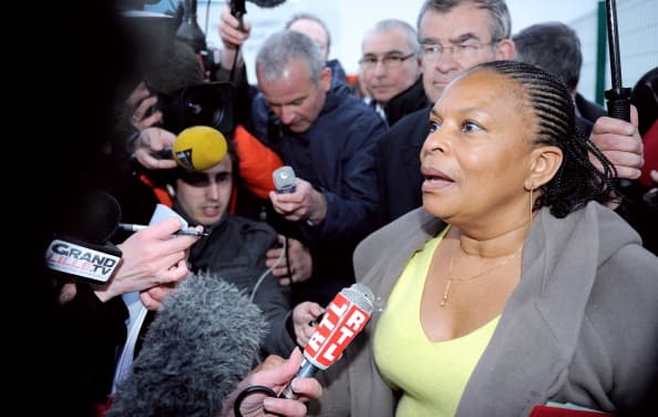 La ministra de Justicia francesa entonces, Christiane Taubira, habló con los periodistas en las afueras de la prisión de donde se acababa de escapar Faid.