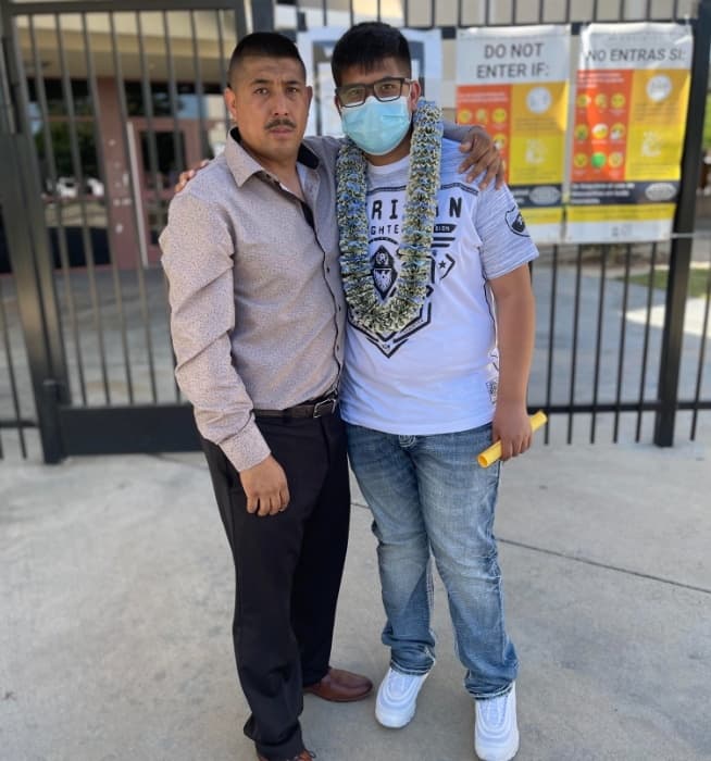 <b>Luis Martínez</b> — Preparatoria
<br>
<br>"Le costó mucho trabajo pero logró terminar este paso de la vida".