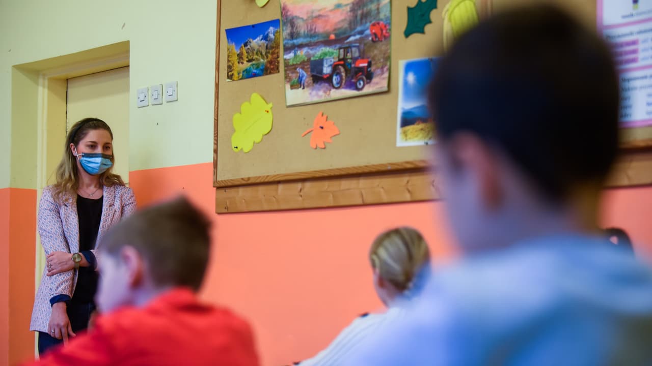 El superintendente del Distrito Escolar Unificado de Los Ángeles (LAUSD), 
<b>Austin Beutner</b>, anunció que se habilitarán cinco centros específicos para inmunizar a los cerca de 690,000 trabajadores de educación en todo el condado desde este 1 de marzo. Asimismo, se confirmó que las escuelas serán divididas en varios grupos de prioridad, basándose, entre otras cosas, en el índice de transmisión del virus.