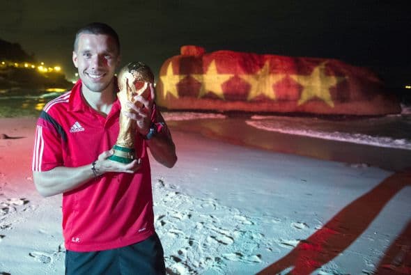 Lukas Podolski posando con la Copa.