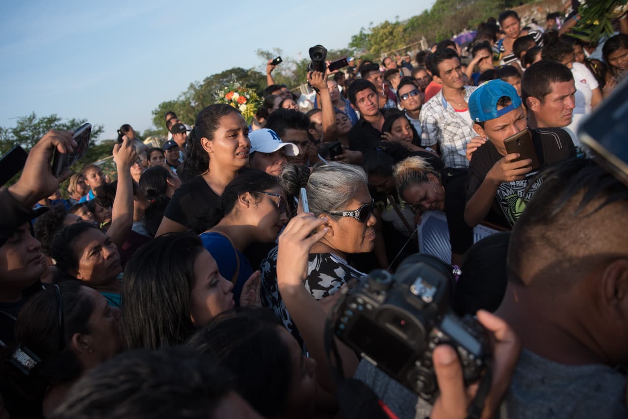 <b>La madre de un "gran sandinista". </b>Martha Huete asegura que su hijo Nelson Téllez era “un gran sandinista, pero ellos mismos me lo mataron”. Recibió un balazo en el pecho el 20 de abril y tras doce días de agonía falleció. Él no participaba en las protestas, pero la bala policial lo hirió a él. El día de su entierro usó anteojos negros y, pese al dolor, se mantuvo estoica. 
<br>
