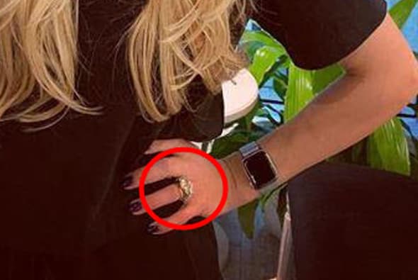 Lo que llama la atención de este anillo es que no es la primera vez que lo usa.