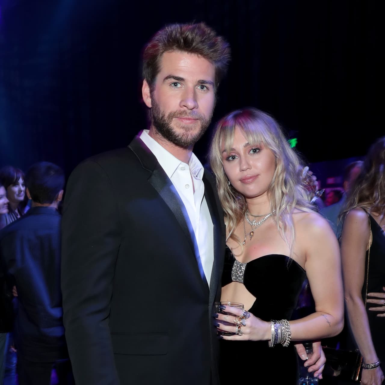 El actor de 'Los juegos del hambre' fue quien
<b><a href="https://www.univision.com/famosos/besos-con-quien-miley-cyrus-se-separo-de-liam-hemsworth-y-esto-es-lo-que-sabemos-fotos">solicitó el divorcio</a></b> a la cantante en agosto pasado. De acuerdo con TMZ, el divorcio será definitivo seis meses después de que se hizo la solicitud, por lo que estarían solteros nuevamente en marzo.