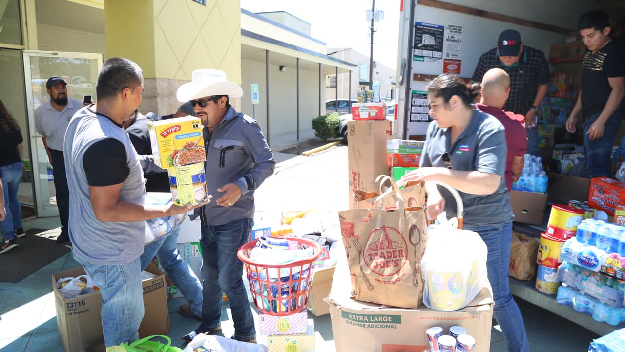Así se cargo el camión con ayudas para los damnificados en Houston por radioescuchas y 'El Bueno, La Mala y El Feo'.