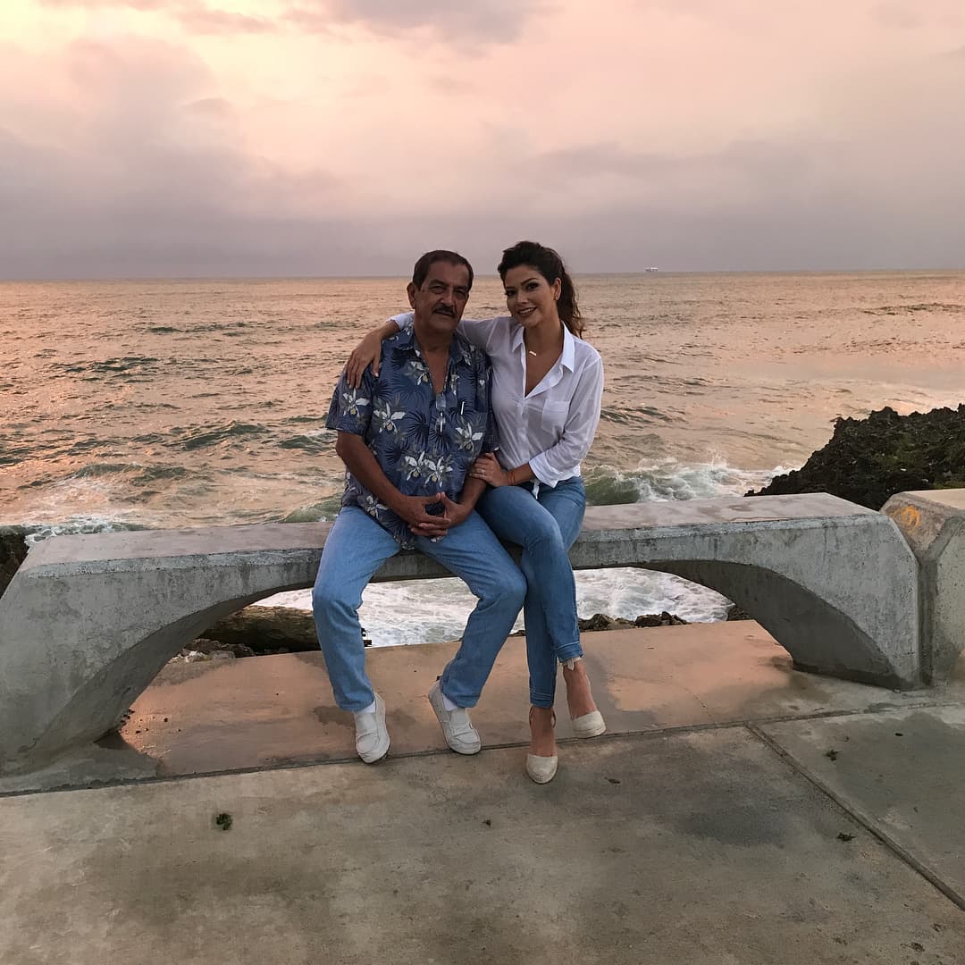 Ana Patricia atesora un viaje a República Dominicana que hizo junto a don Juan Gámez, el mar fue el fondo ideal para capturar momentos inolvidables.
<br>