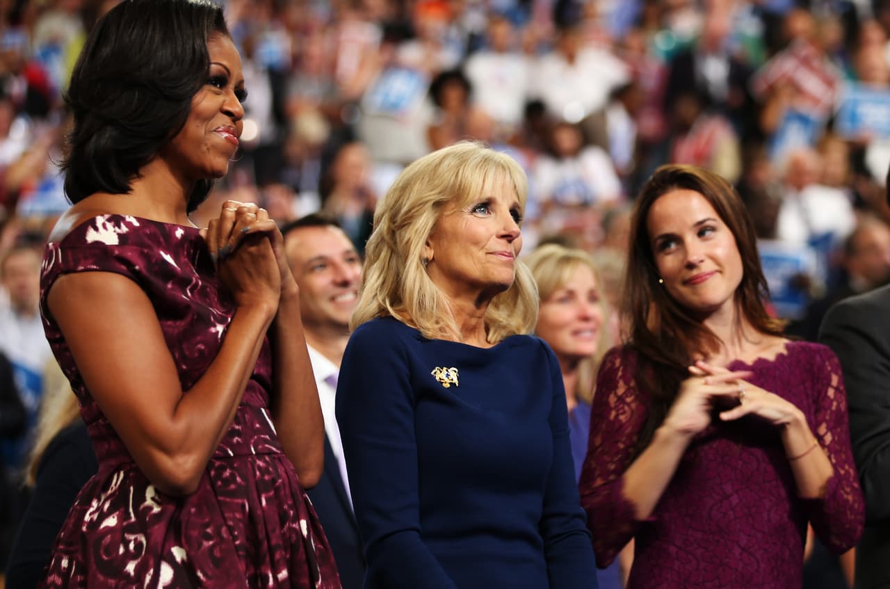 Este vestido de estampado maxi floral diseñado por Laura Smalls es uno de los más recordados de la primera dama. Así lucía mientras era testigo del discurso que daba el futuro vicepresidente que haría dupla con su marido en su segunda carrera hacia la presidencia.