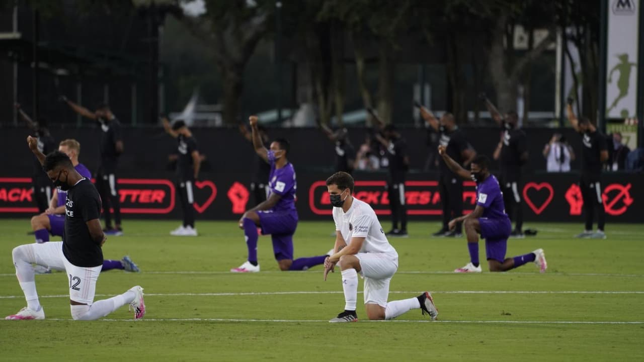 Así fue como los jugadores de la MLS rindieron homenaje y apoyaron al movimiento 'Black Lives Matter' momentos antes del pitazo inicial.