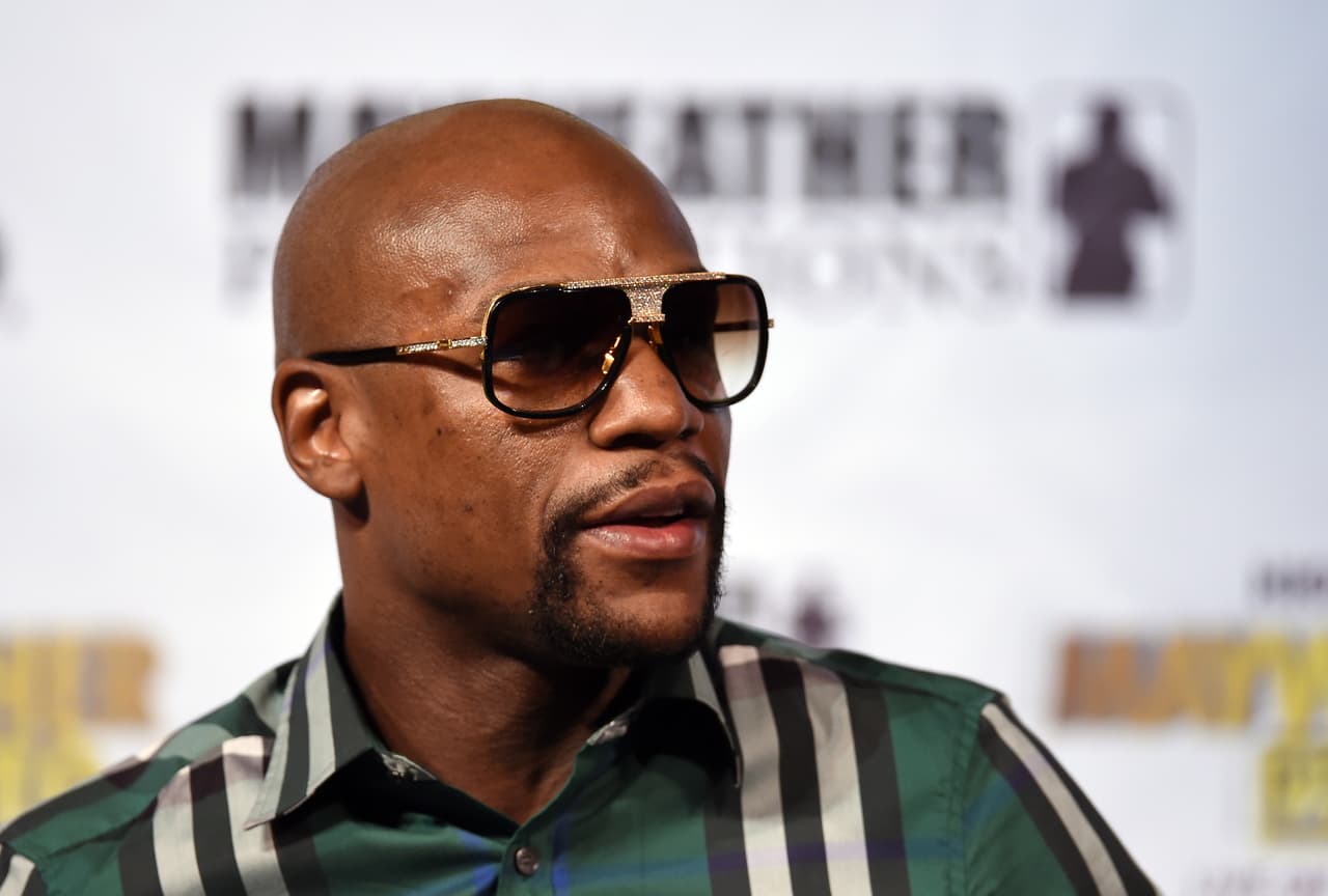 Mayweather se gasta miles en carteras en París para sus pilotos