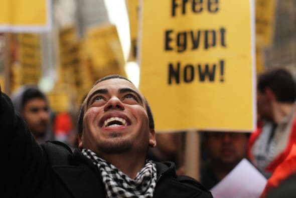 En tanto, la tensión en Egipto no ha cesado. El ejército egipcio resguardó el viernes a los miles de manifestantes que se sumaban al movimiento masivo en la plaza principal de El Cairo que exige la renuncia del presidente Hosni Mubarak luego de una semana y media de protestas por un cambio democrático en el gobierno.