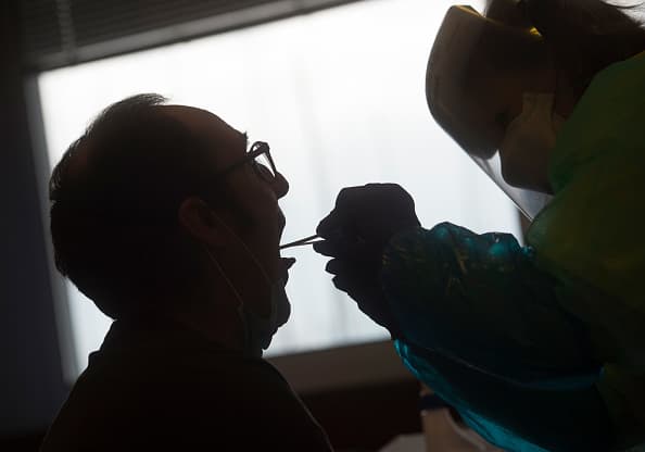 Debido a la escasez de pruebas de detección, en Estados Unidos es necesario tener síntomas o cumplir con algunos criterios para poder hacerse el test del covid-19.