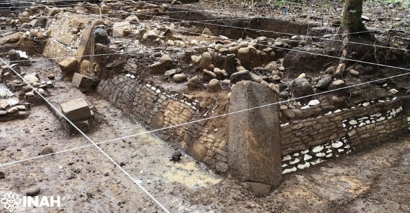 Los flancos de la plataforma lucen piedras de forma circular.