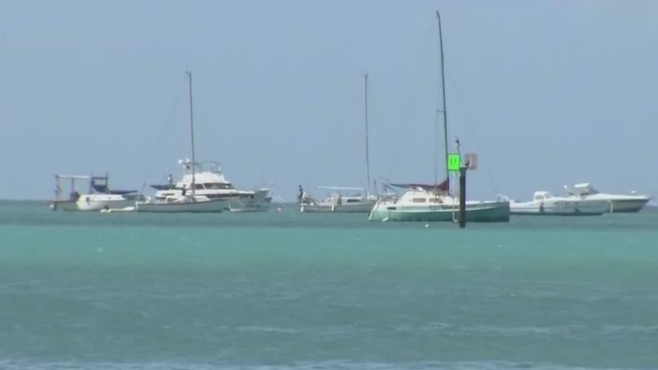 Turistas disfrutan de un día normal de playa en los Cayos mientras avanza la tormenta 'Laura'


