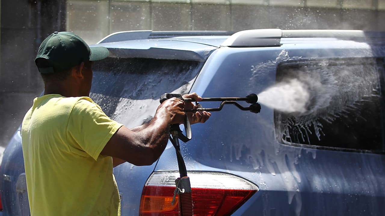 ¿Trabajas lavando autos y tu economía se ha visto afectada por la lluvia? Hay ayuda disponible en Los Ángeles