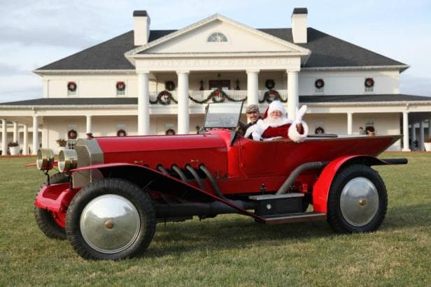 <b><a href="https://goo.gl/maps/huN429FcbksLE2Vi9" target="_blank">Cleveland</a></b>. No muy lejos de Helen se encuentra Cleveland, que ofrece varias experiencias vacacionales únicas. Visítelo el 4 de diciembre de 2021 para la celebración de la Navidad en las montañas y el desfile iluminado. Explore Babyland General Hospital y compre regalos especiales para los niños y los fanáticos de Cabbage Patch en su vida. Además, los animales en Starry Night Tours en North Georgia Wildlife Park te llevarán al espíritu de la temporada.