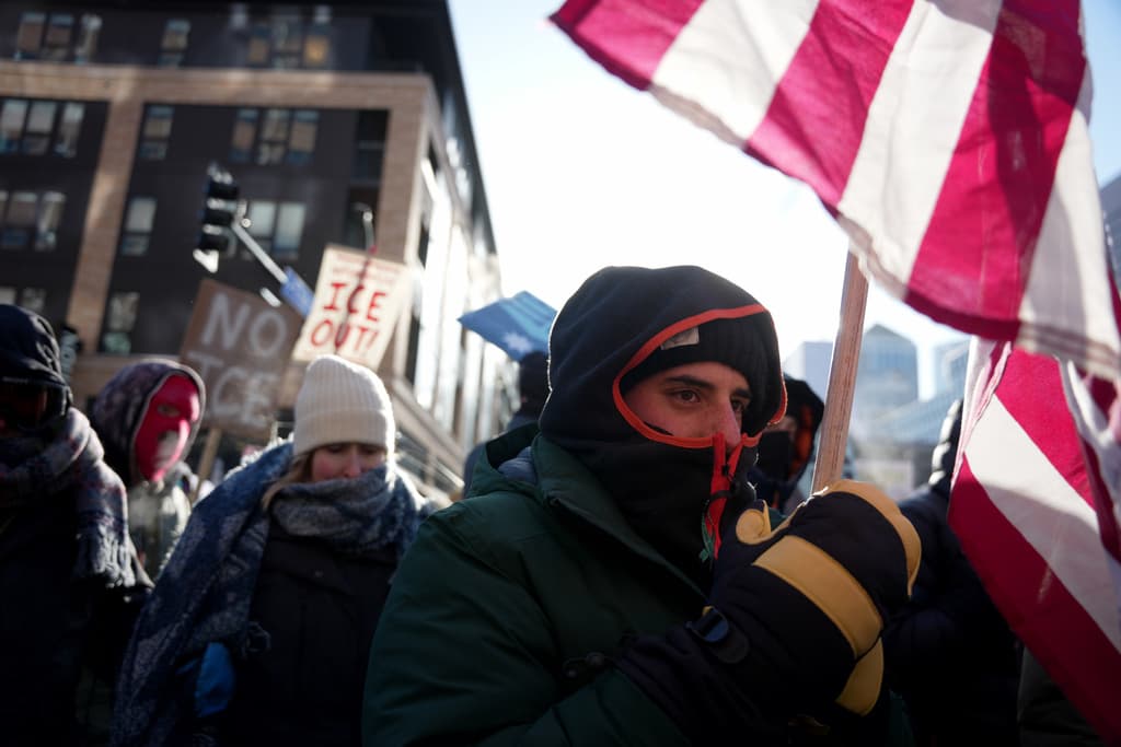La gente protesta contra los agentes federales de inmigración el viernes 23 de enero de 2026 en Minneapolis.