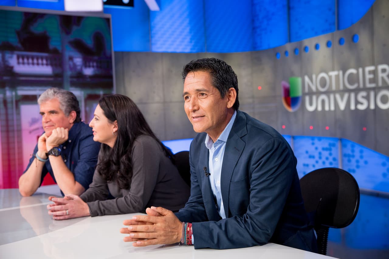 El periodista Pedro Ultreras tambíen se encontraba en Venezuela cubriendo los sucesos de la frontera con Colombia. 
<a href="https://www.univision.com/noticias/america-latina/me-pusieron-una-pistola-en-la-cabeza-el-testimonio-de-un-periodista-de-univision-que-refleja-la-situacion-en-venezuela">Denunció que fue perseguido por unos sujetos con pistolas de perdigones que no sabía si eran miembros de la Guardia Nacional o colectivos,</a> como se conocen los grupos armados irregulares que actúan en defensa del régimen de Nicolás Maduro y que atacan a la población civil. Fue invitado junto a los periodistas expulsados a participar en la edición del Noticiero Univision de este martes.