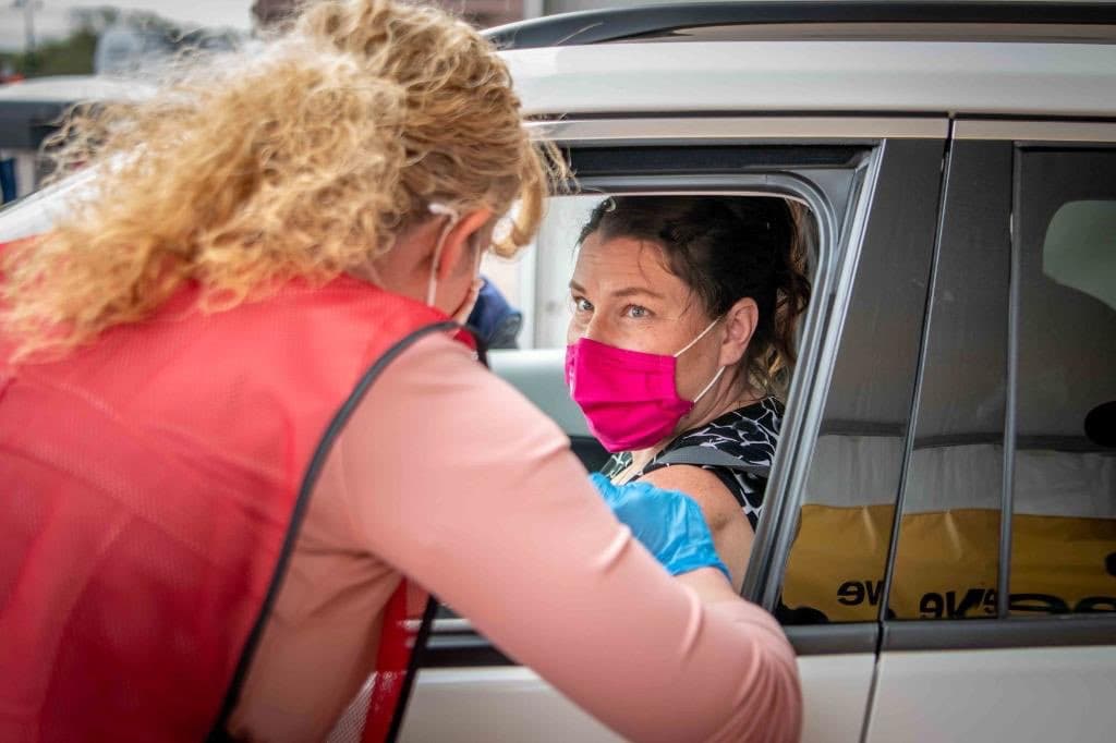 “Los profesionales médicos, los voluntarios y los trabajadores de primera línea están recibiendo más dosis en los brazos de los arizonenses”, dijo la Dra. Cara Christ, directora del Departamento de Servicios de Salud de Arizona, mediante un comunicado de prensa. “Anticipamos un mayor suministro de vacunas en las próximas semanas o meses y esperamos aprovechar este impulso para que aún más arizonenses se vacunen
<br>
